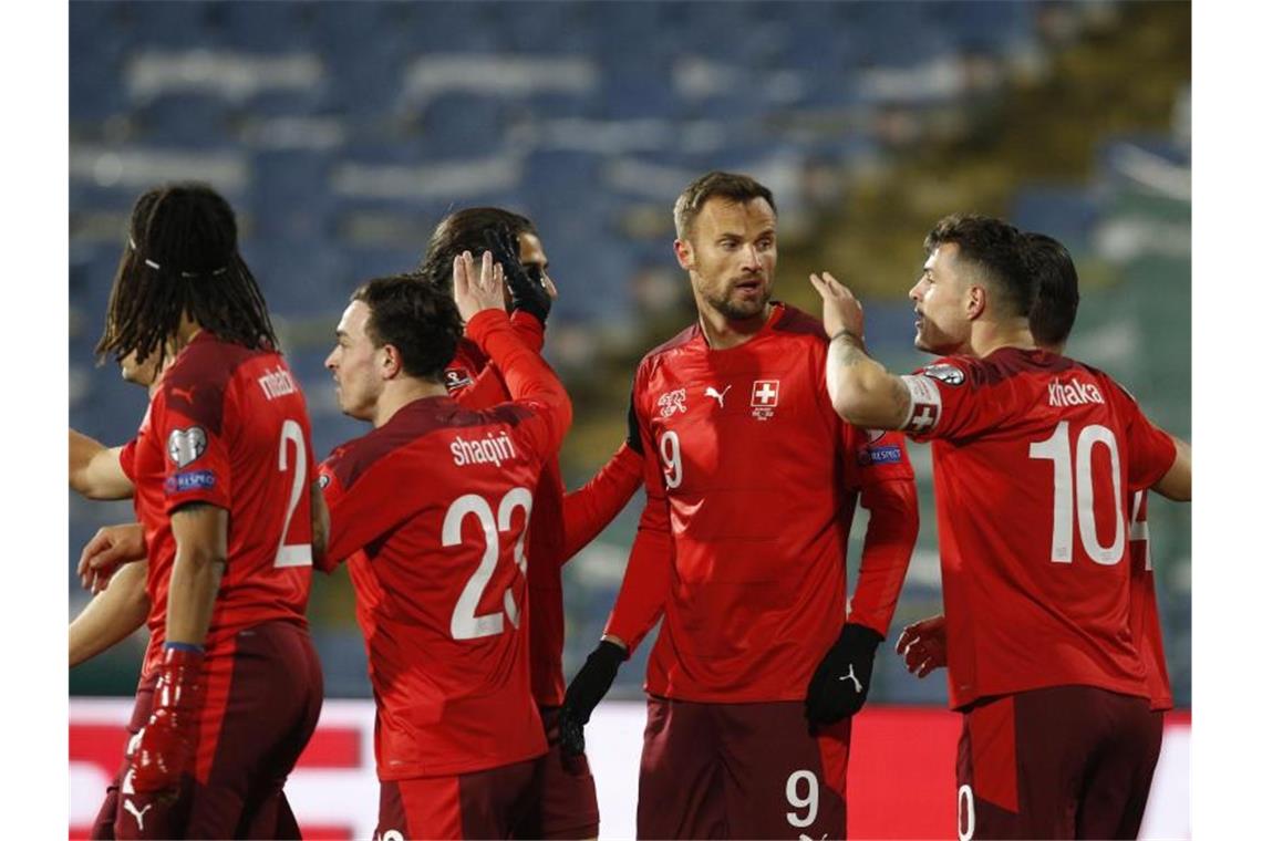England und Italien mit Siegen - Spanien nur Remis Die Schweizer jubelten in Bulgarien. Foto: Dessislava Komarova/AP/dpa