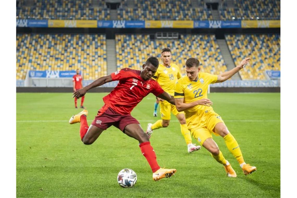 Schweiz will Platz eins in deutscher Gruppe Die Schweizer um Breel Embolo (l) verloren in der Ukraine. Foto: Jean-Christophe Bott/KEYSTONE/dpa