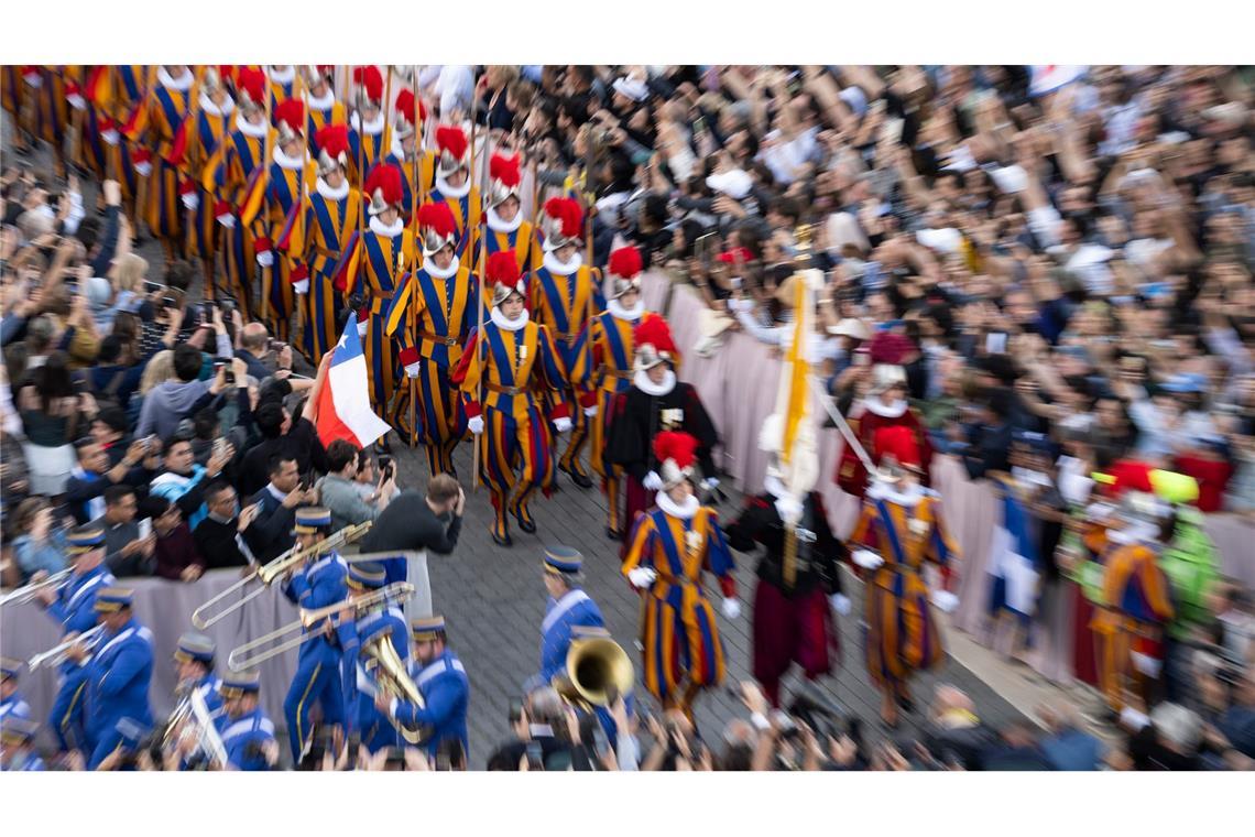 Leo XIV. warnt vor Materialismus Die Schweizergarde wird den neuen Papst bewachen. Sie marschierte gleich nach seiner Wahl auf dem Petersplatz auf.