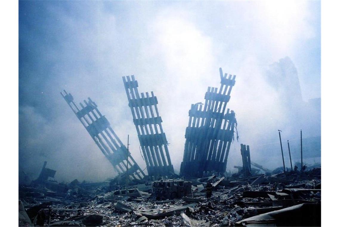 New York gedenkt mit Schweigeminute des 11. September Die schwelenden Trümmer des World Trade Centers. „Nichts darf dort jemals wieder gebaut werden“, dachte Stararchitekt Daniel Libeskind, der das spätere Museum am Ground Zero entwarf. Foto: Alex_Fuchs/AFP/dpa