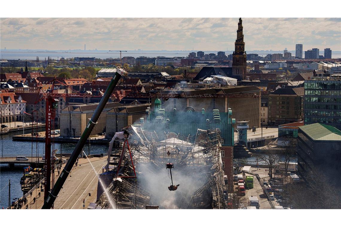 Die schwer beschädigte alte Börse im Zentrum von Kopenhagen.