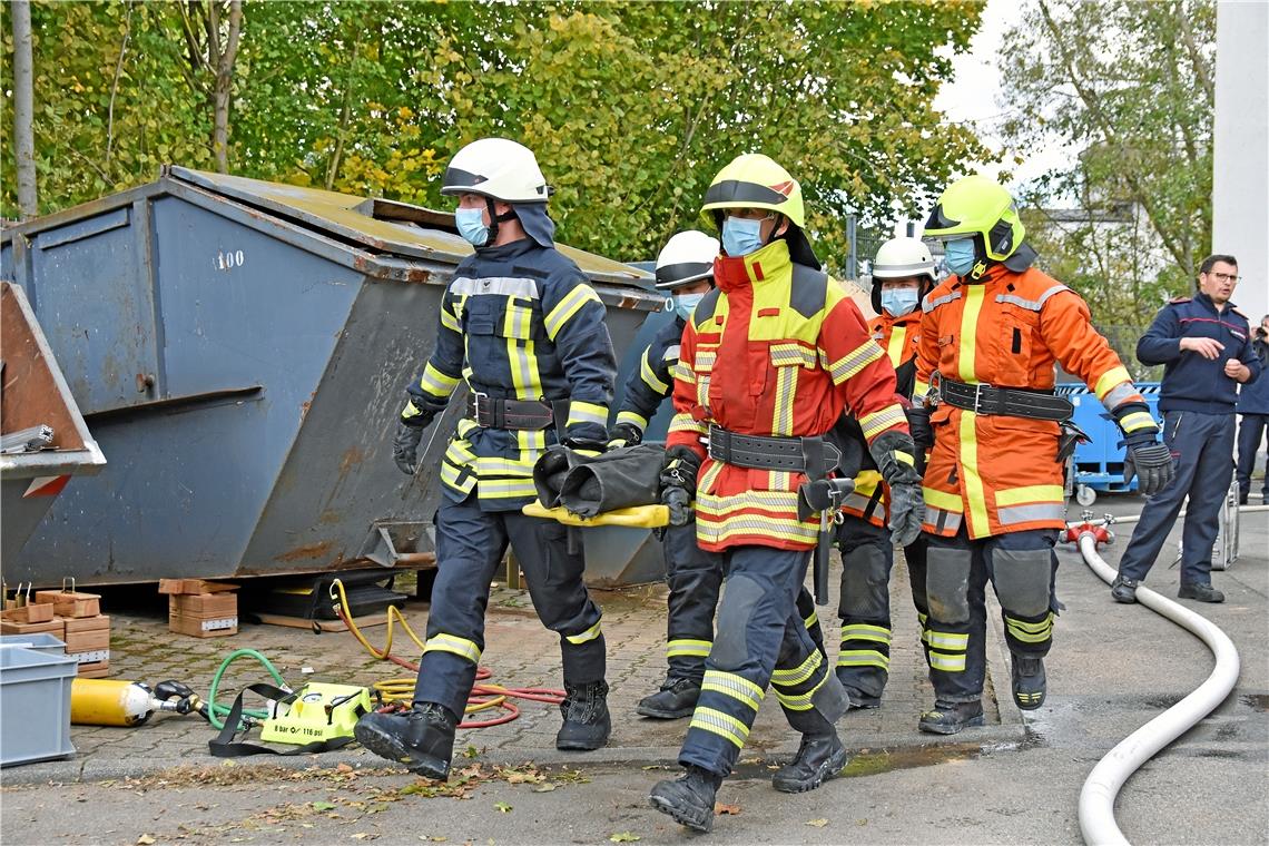 Die schwer verletzte Person wird mit einer Trage aus dem Gefahrenbereich gebrach...