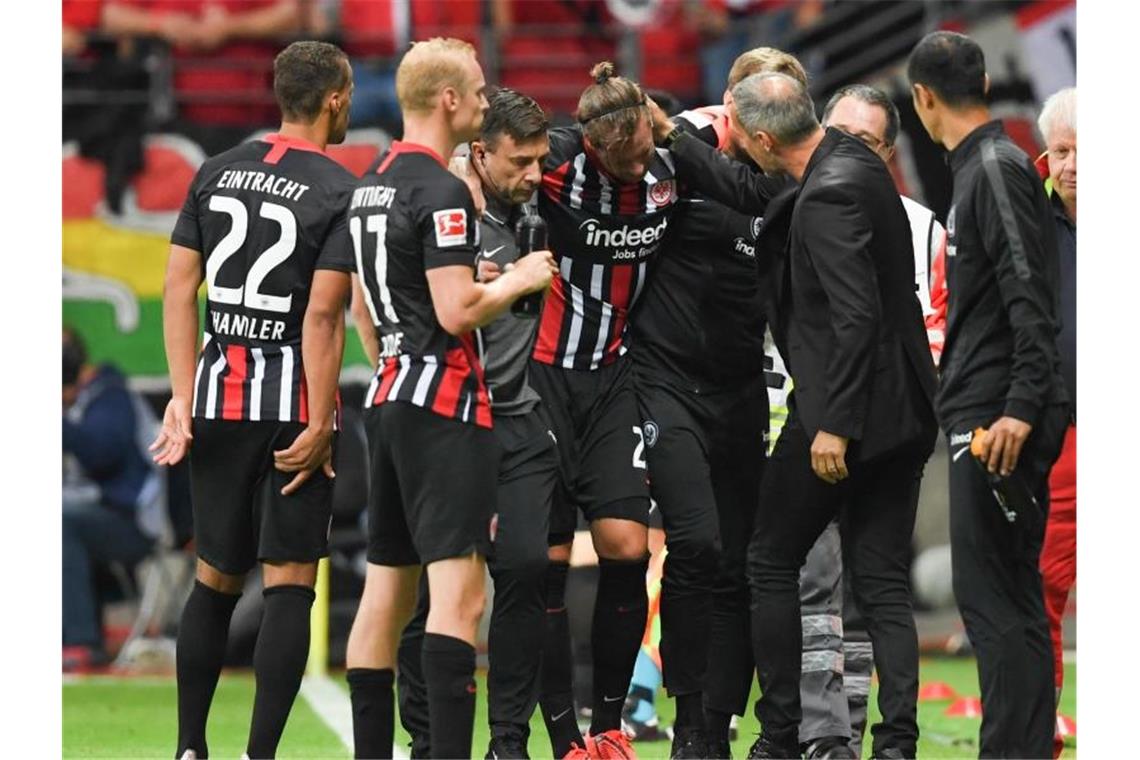 Die schwere Verletzung von Identifikationsfigur Marco Russ (M.) drückte die Stimmung bei der Eintracht. Foto: Arne Dedert