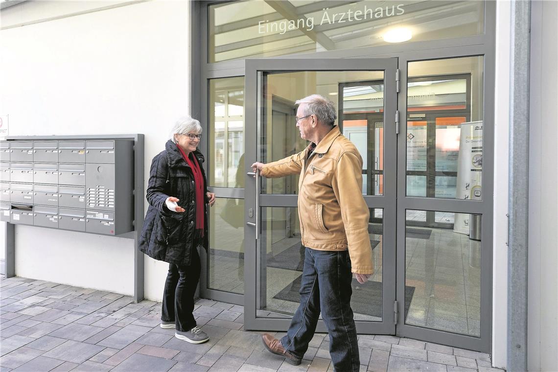 Auch Murrhardter Ärztehaus will nachrüsten Die schweren Eingangstüren des Ärztehauses lassen sich nur mühevoll von Hand öffnen. Foto: J. Fiedler