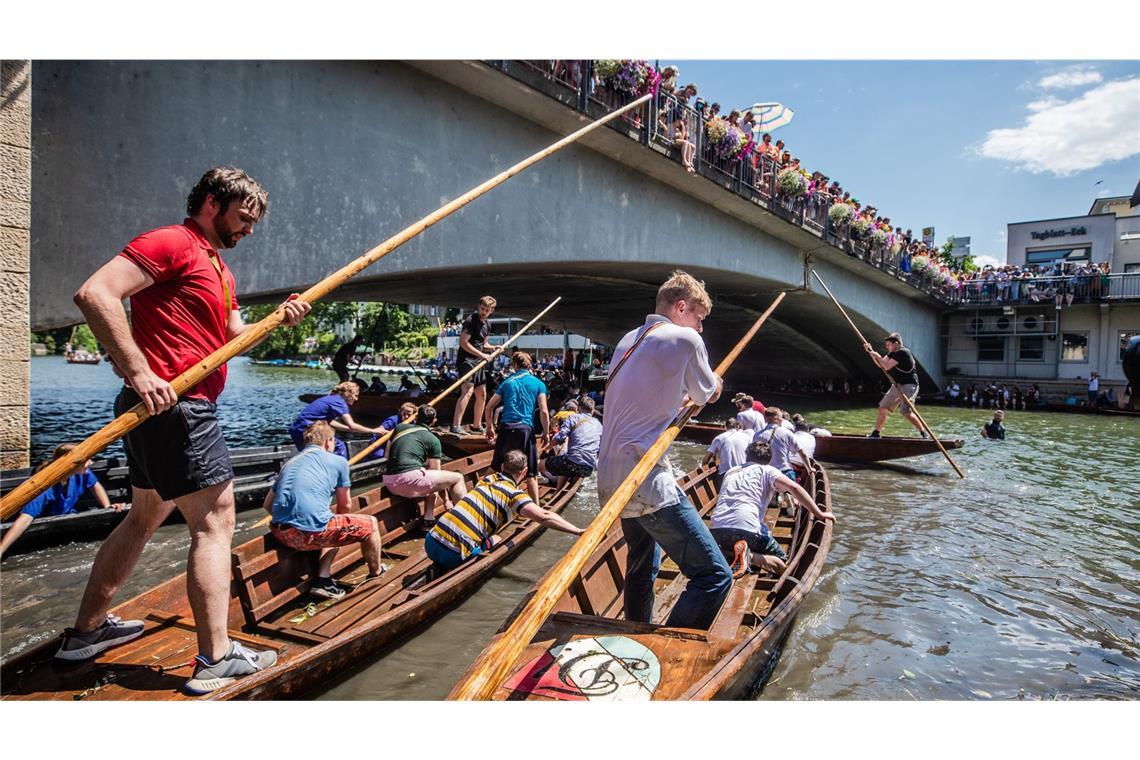 An Fronleichnam verwandelt sich der Neckar wieder in eine Rennstrecke Die schweren Holzkähne in dem Wasser zu lenken, ist alles andere als einfach.