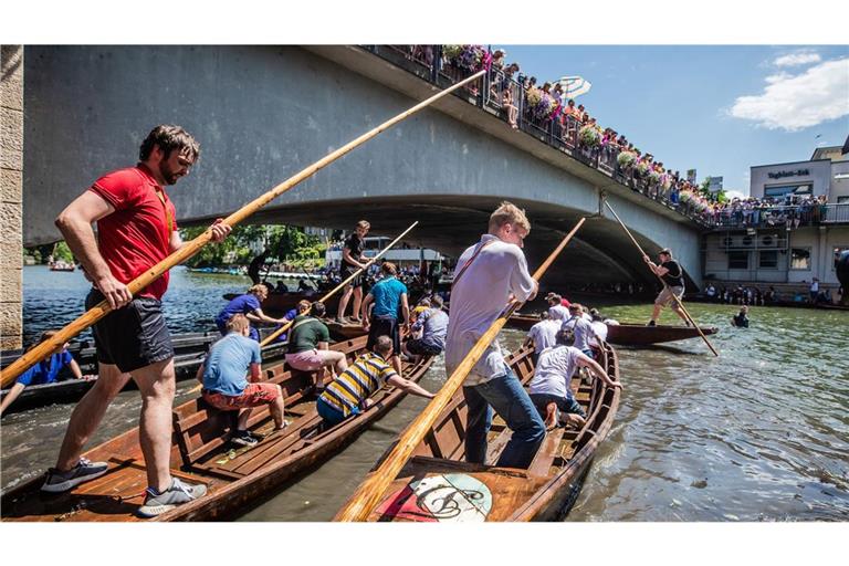 Die schweren Holzkähne in dem Wasser zu lenken, ist alles andere als einfach.