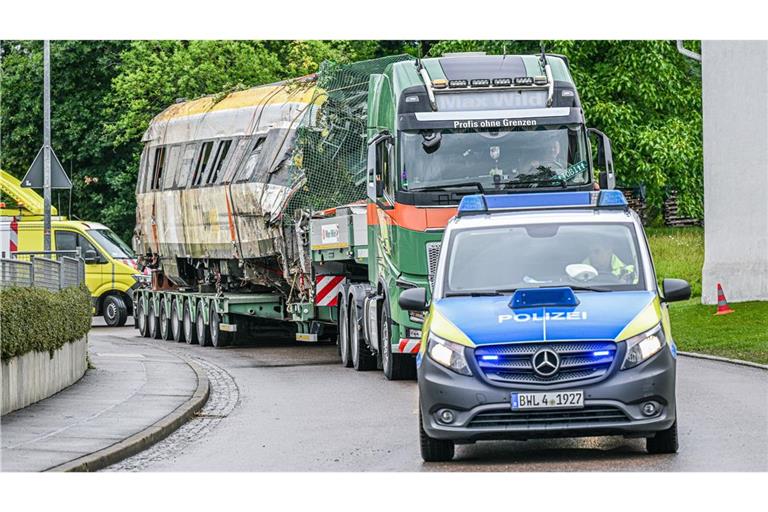 Die schwerer beschädigten Wagen wurden mit einem LKW abtransportiert.