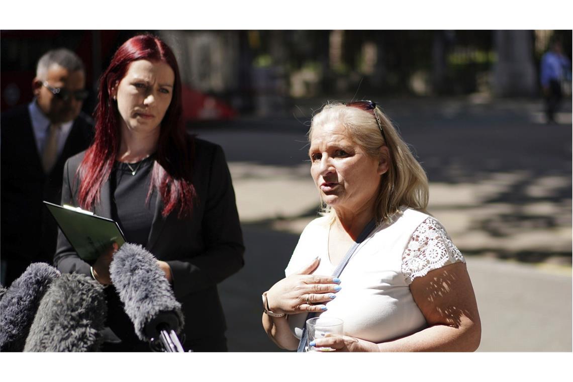 Brite saß 38 Jahre zu Unrecht in Haft Die Schwester (r.) des 38 Jahre lang inhaftierten Mannes spricht mit Medienvertretern.