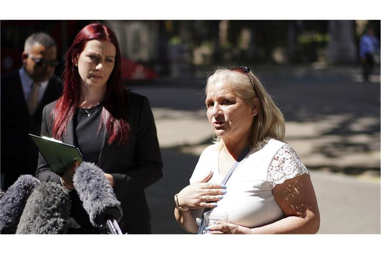 Die Schwester (r.) des 38 Jahre lang inhaftierten Mannes spricht mit Medienvertretern.