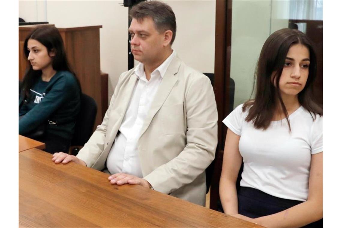 Vater getötet: Russisches Schwestern-Trio vor Gericht