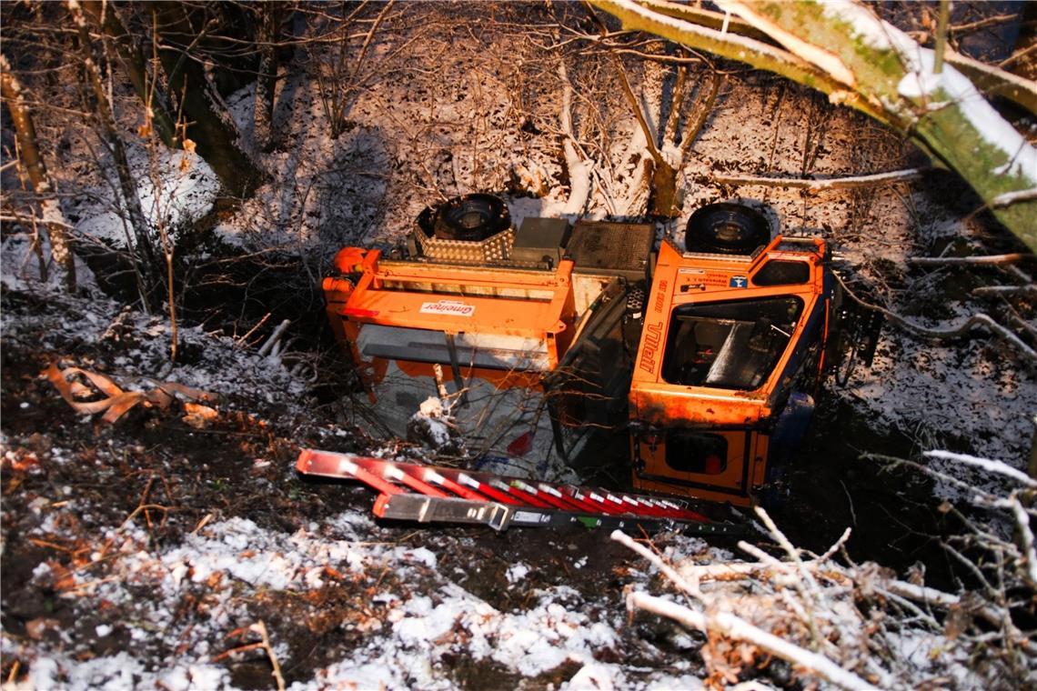 Streufahrzeug landet im Bach Die schwierige Bergung des umgekippten Streufahrzeugs derzeit dauert noch an. Foto: 7aktuell/Lermer