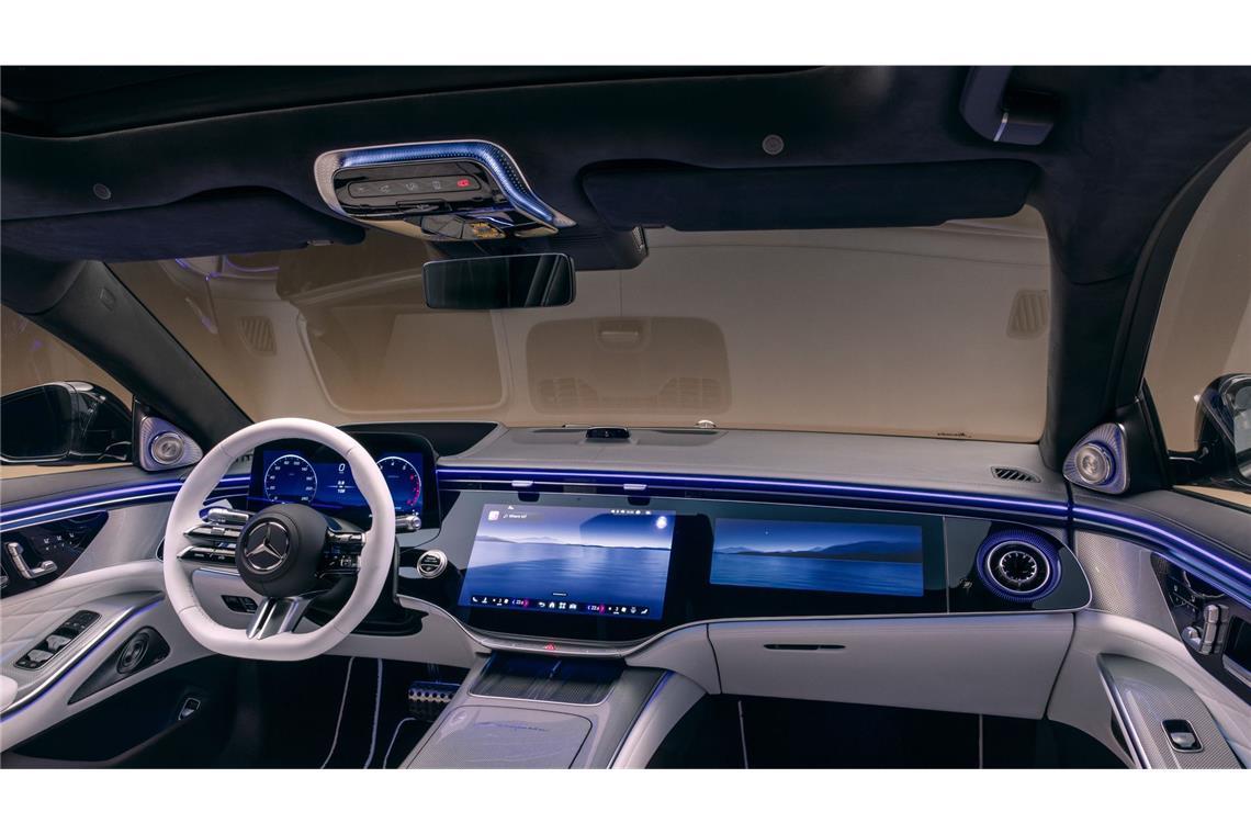 Die Screens  sind klar voneinander getrennt – technisch verbirgt sich dahinter das neue Betriebssystem MB.OS (Mercedes Benz Operating System), das mittlerweile alle neuen Modelle des Stuttgarter Autoherstellers prägt und erstmals im CLA zum Einsatz kam. Der Beifahrer kann so etwa während der Fahrt einen Film schauen.