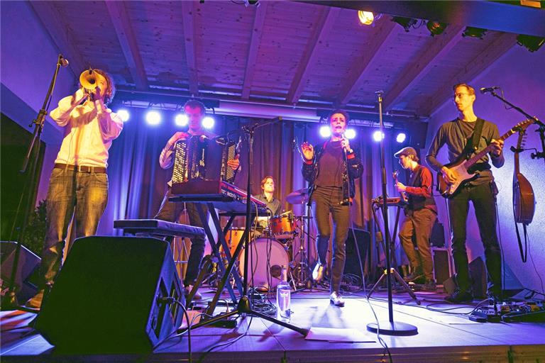 Die sechs Musiker von „Holler My Dear“ haben bereits 160 Livekonzerte absolviert und sorgen im Kulturgut für beste Stimmung. Foto: A. Becher
