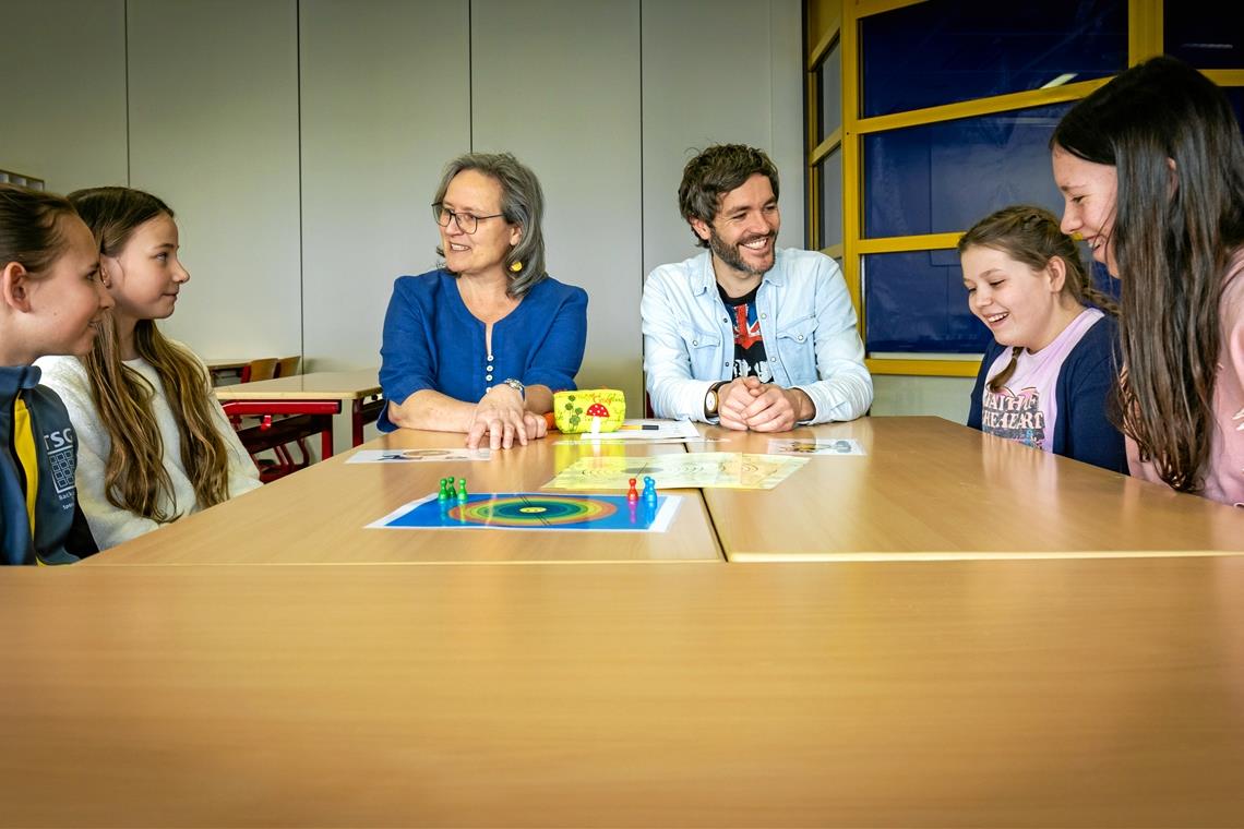 Lerncoaching am Bildungszentrum Weissacher Tal: Schüler setzen sich selbst Ziele Die Sechstklässlerinnen Theresa Dinkel (von links), Isabel Gstalter, Greta Schölzel und Anne Kronmüller finden das neu eingeführte Lerncoaching sehr gut. Verbesserungsvorschläge? Haben sie keine. Die beiden Lerncoaches Elfi Reiser und Andreas Weber (Bildmitte) freuen sich darüber. Sie würden das Projekt gerne langfristig weiterführen. Foto: Alexander Becher