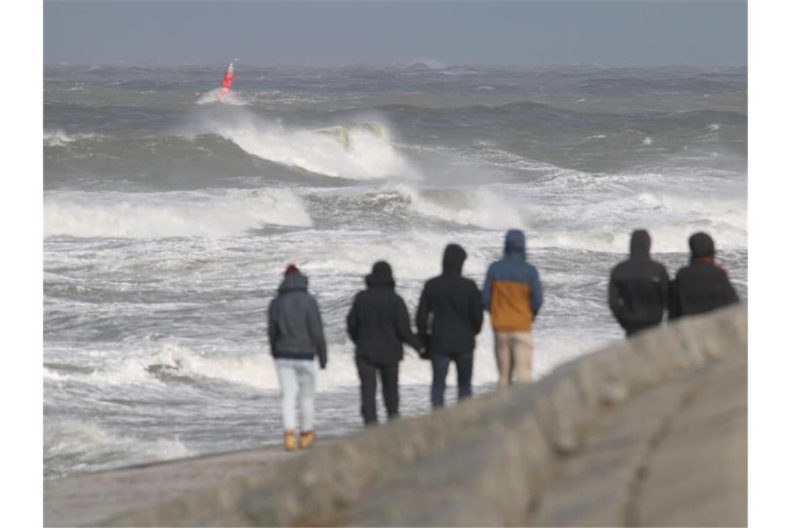 DWD: „Abflauen des Windes“ - Bahnverkehr beeinträchtigt Die See ist aufgewühlt. Foto: Volker Bartels/dpa