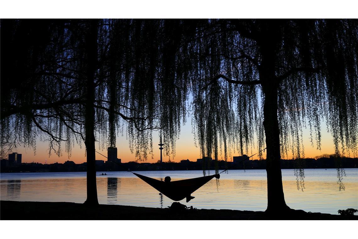 Bilder des Tages Die Seele baumelt an der Hamburger Außenalster.