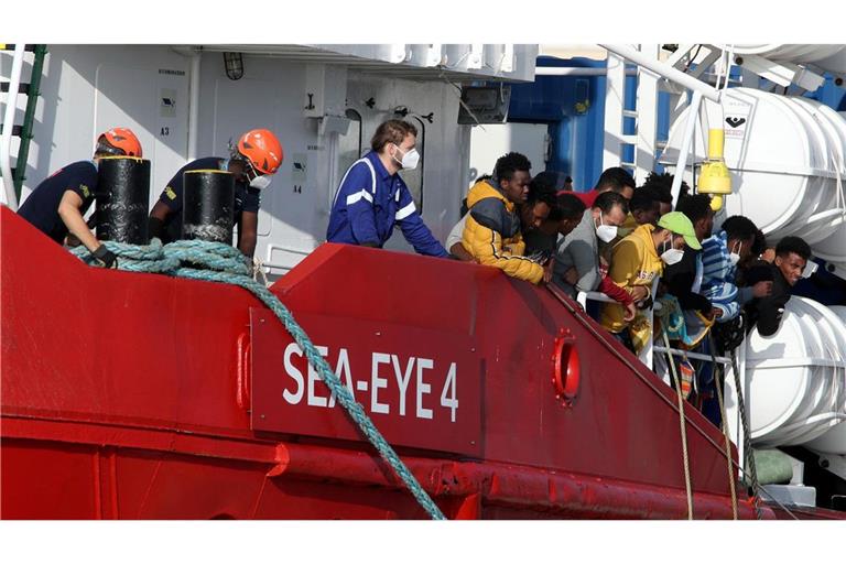 Die Seenotretter fürchten, dass sie künftig weniger Menschen helfen können. (Archivbild)