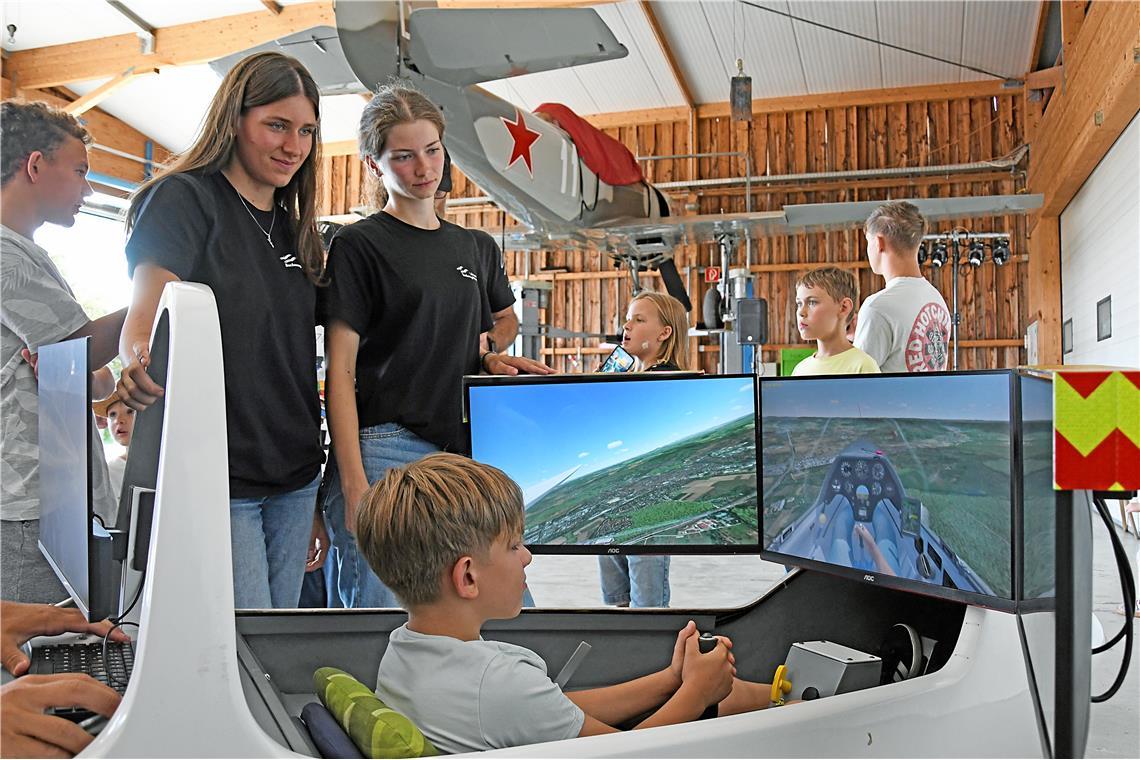 Die Segelfliegerinnen Maren (links) und Cinja am Segelflugsimulator. Flugplatzfe...