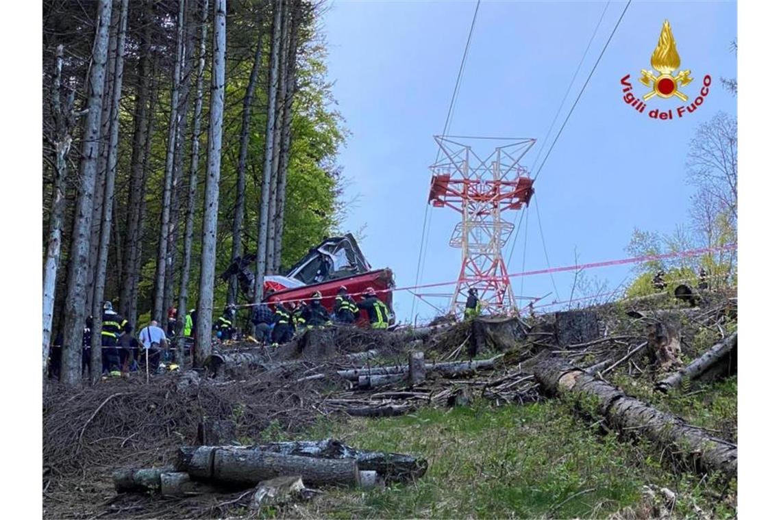 14 Tote bei Seilbahnunglück in Italien Die Seilbahn führt vom Ort Stresa auf einen Berg am Lago Maggiore. Foto: Vigili del Fuoco/dpa