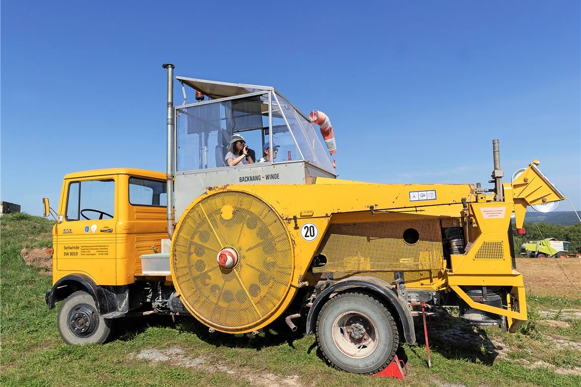 Die Seilwinde, hier mit Hetti Rizzo und Windenfahrer Markus Pelz, verfügt über einen 340 PS starken Dieselmotor und ein 1300 Meter langes Seil.