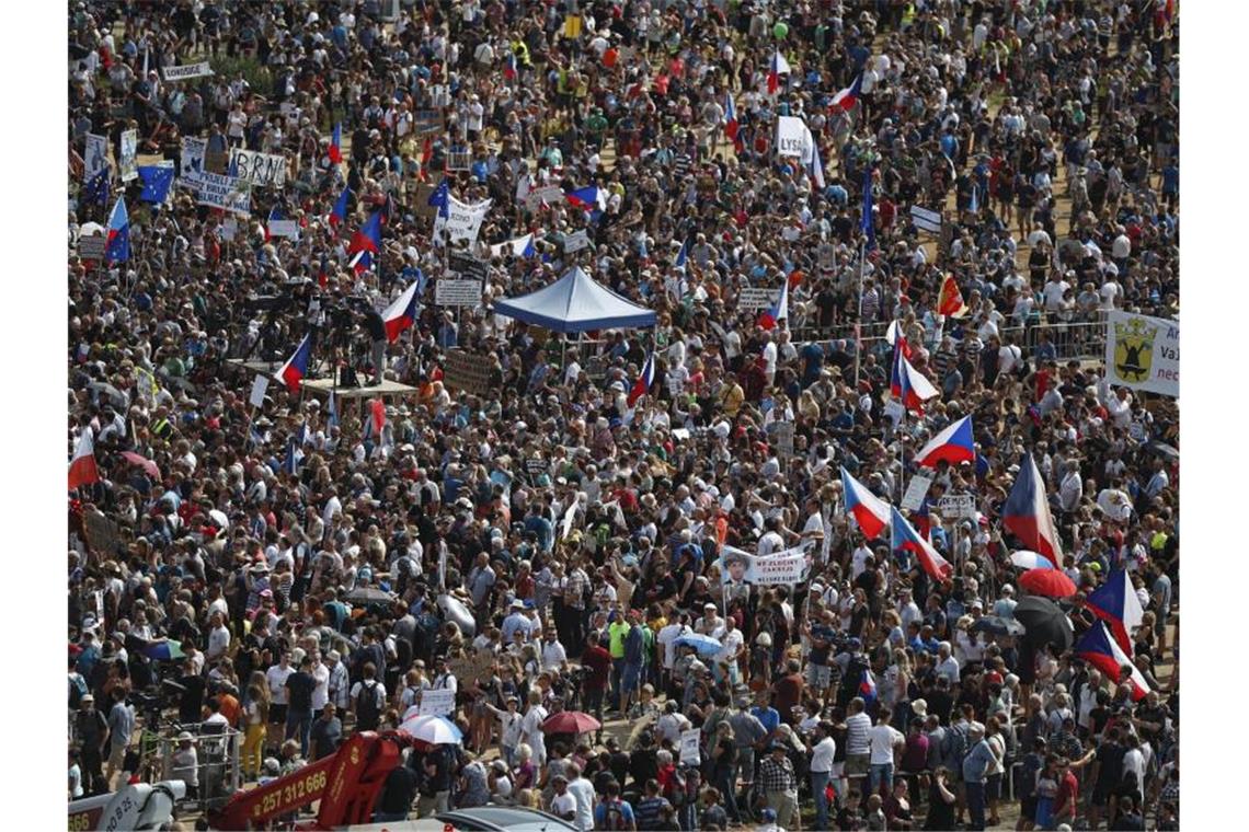 Die seit Wochen andauernden friedlichen Massenproteste gegen den tschechischen Regierungschef Babis werden immer massiver. Foto: Petr David Josek/AP