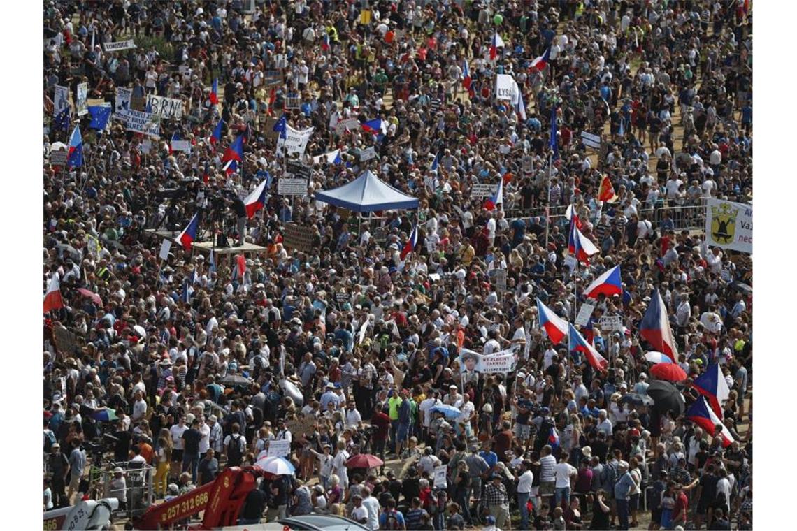 Hunderttausende bei Protestzug gegen Babis in Prag Die seit Wochen andauernden friedlichen Massenproteste gegen den tschechischen Regierungschef Babis werden immer massiver. Foto: Petr David Josek/AP