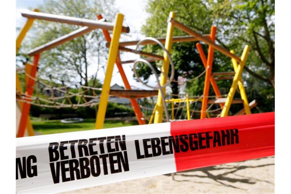 Corona-Regeln in Deutschland werden leicht gelockert Die seit Wochen geschlossenen Spielplätze sollen wieder geöffnet werden. Foto: Roland Weihrauch/dpa
