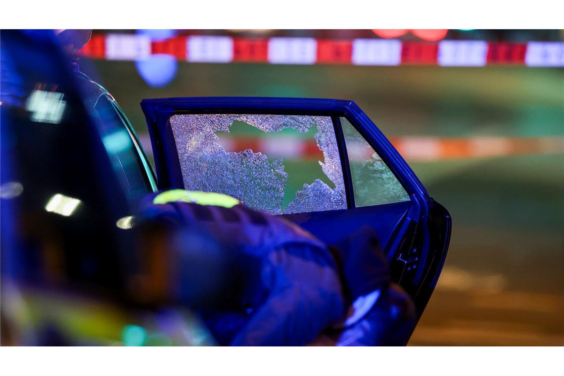 Mann in Düsseldorfer Innenstadt erschossen Die Seitenscheibe des Fluchtwagens ist zerborsten.