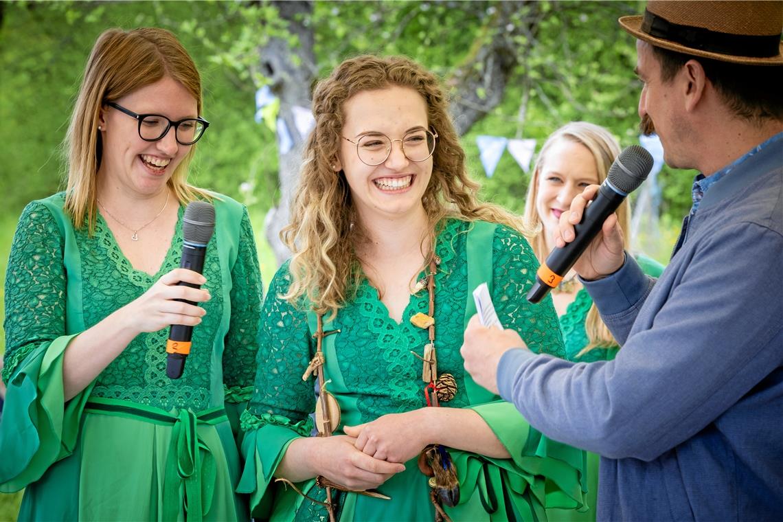 Die neue Schwäbische Waldfee Michelle Fuchs strahlt über beide Ohren Die seitherige und die neue Schwäbische Waldfee: Kim-Laura Rützler (links) und Michelle Fuchs mit Liedermacher Tom. Foto: Alexander Becher