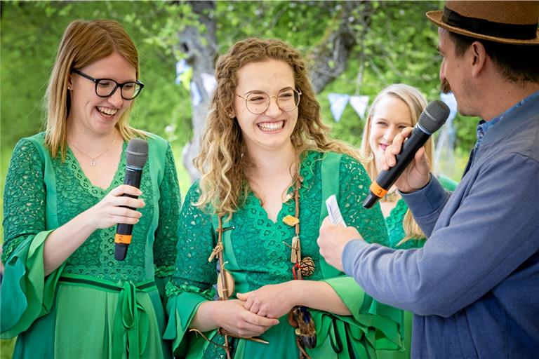Die seitherige und die neue Schwäbische Waldfee: Kim-Laura Rützler (links) und Michelle Fuchs mit Liedermacher Tom. Foto: Alexander Becher