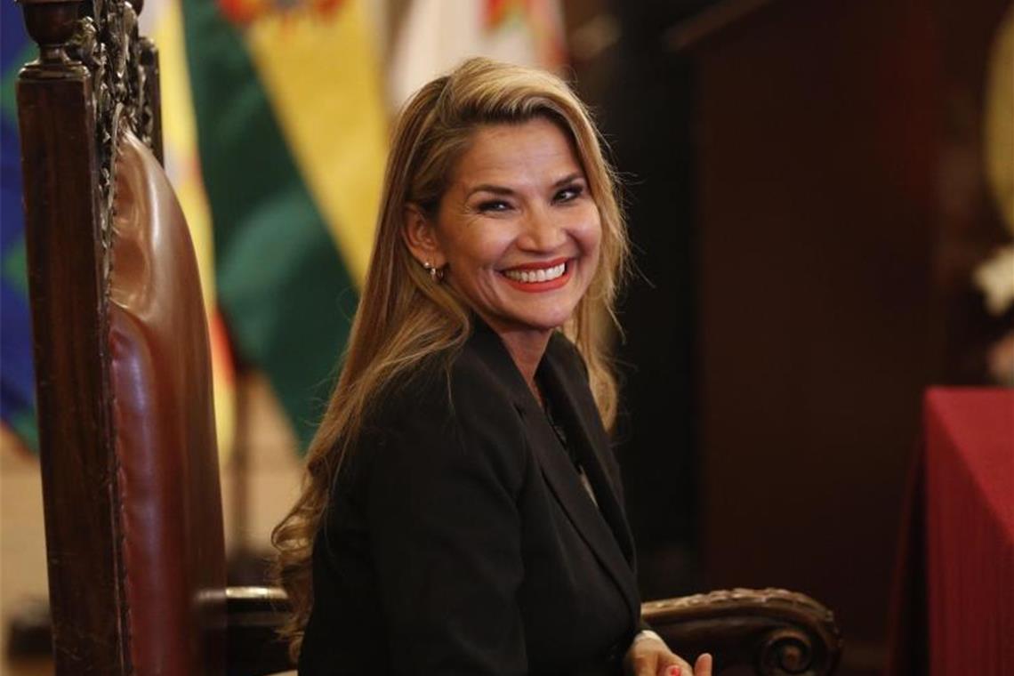 Die Senatorin Jeanine Anez, die sich zur Interimspräsidentin Boliviens erklärt hat, lächelt während einer Vereidigungszeremonie ihres neuen Kabinetts im Präsidentenpalast. Foto: Juan Karita/AP/dpa