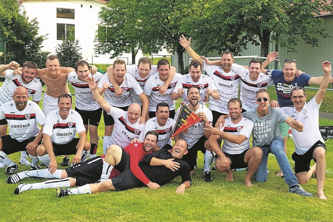 SVA-Senioren feiern Aufstieg Die Senioren-Fußballer des SV Allmersbach feiern Meisterschaft und Aufstieg. Foto: privat