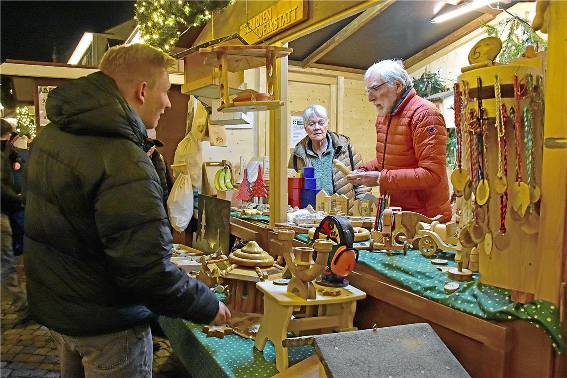 Die Seniorenwerkstatt bietet allerlei Holzsachen an. Weihnachtsmarkt in Backnang...