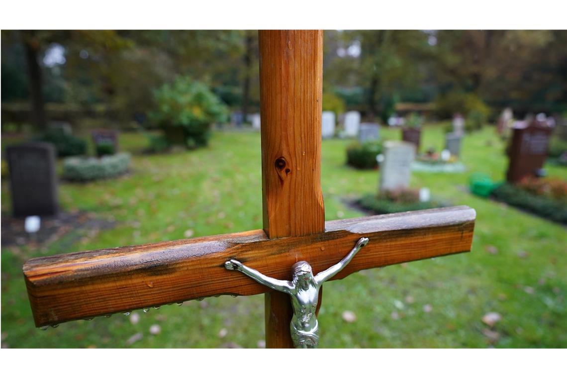 Seniorin rauscht mit Auto durch Friedhofshecke Die Seniorin war in Eberstadt durch eine Friedhofshecke gefahren. (Symbolbild)