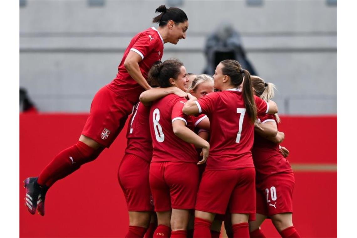 Die serbischen Frauen feiern ihr frühes Tor gegen das deutsche Team. Foto: Hendrik Schmidt/dpa-Zentralbild/dpa