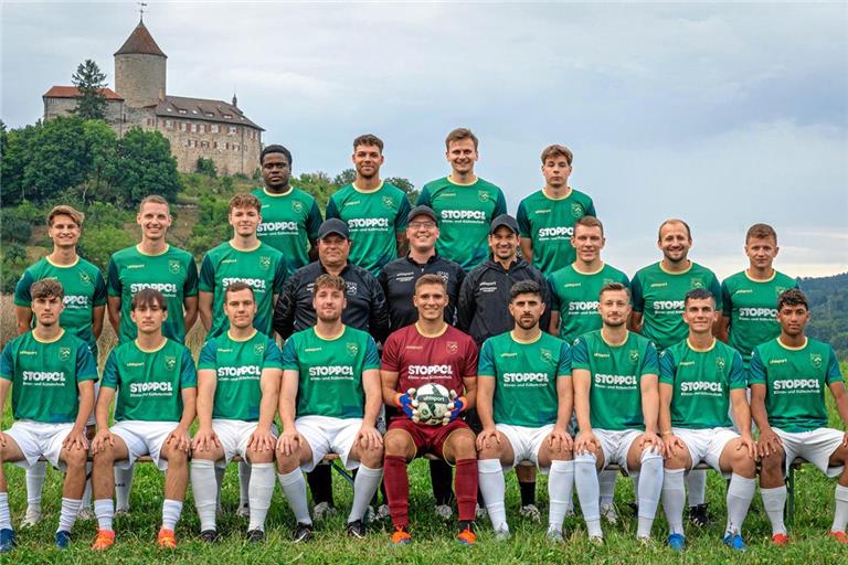 Die SG Oppenweiler-Strümpfelbach hält sich bedeckt, zählt aber sicherlich zum erweiterten Kreis der Titelanwärter in der Fußball-Bezirksliga. Hinten von links: Jonas Simao, Luca Müller, Lukas Rosenke und Milan Verebes. Mitte: Moritz Stoppel, Luca Krämer, Erik Augustin, Trainer Leonardo Pantisano, Trainer Lucas Röhrle, Trainer Stephen Perri, Marcel Friz, Felix Kübler und Even Stoppel. Vorne: Cassian Menne, Tiago Oliveira, Benedikt Csauth, Jan Celik, Janis Seefeldt, Louis Piscopo, Malik Hassler, Jonas Wieland und Moussa Stoppel. Foto: Ivo Huber