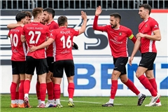 Die SG Sonnenhof Großaspach bejubelt beim Ex-Zweitligisten SV Sandhausen das Tor zum 1:0 durch Mert Tasdelen (ganz links). Am Ende steht es 3:1 für den Aufstiegsaspiranten aus dem Fautenhau. Foto: Imago