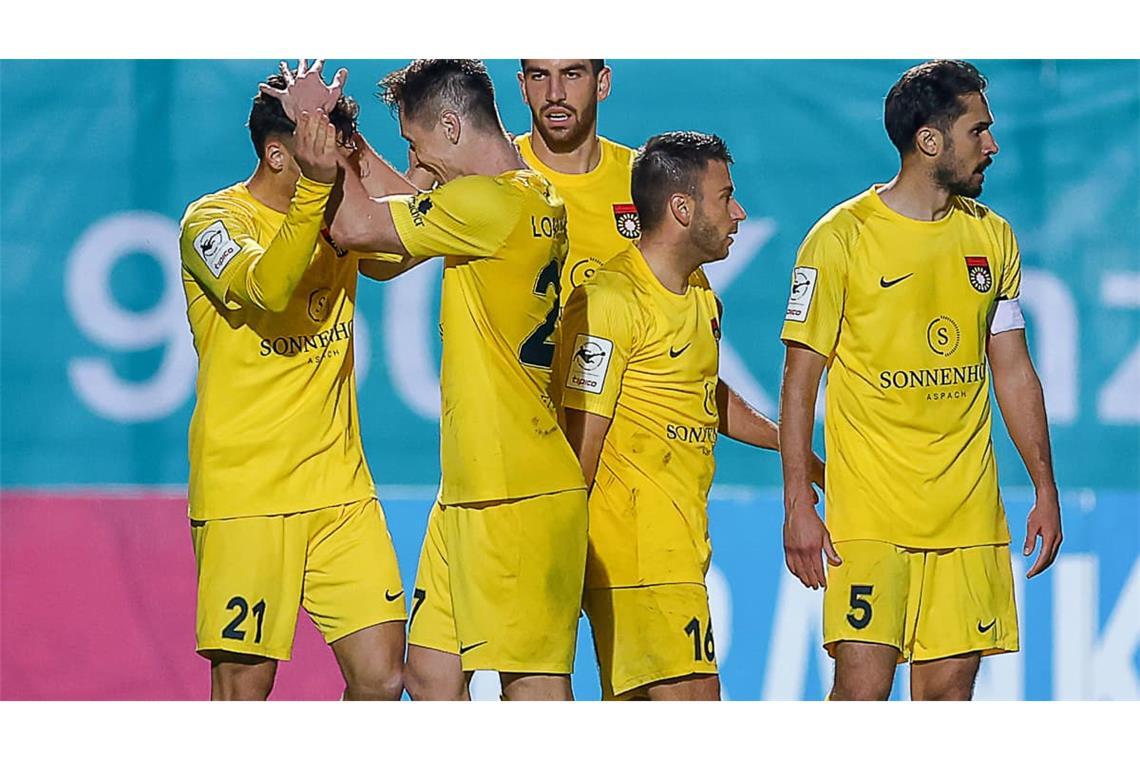 Die SG Sonnenhof Großaspach bejubelt den 2:2-Ausgleich in Köln: Luca Molinari, Torschütze Loris Maier, Arbnor Nuraj, Marius Kunde, Volkan Celiktas (v.li.).