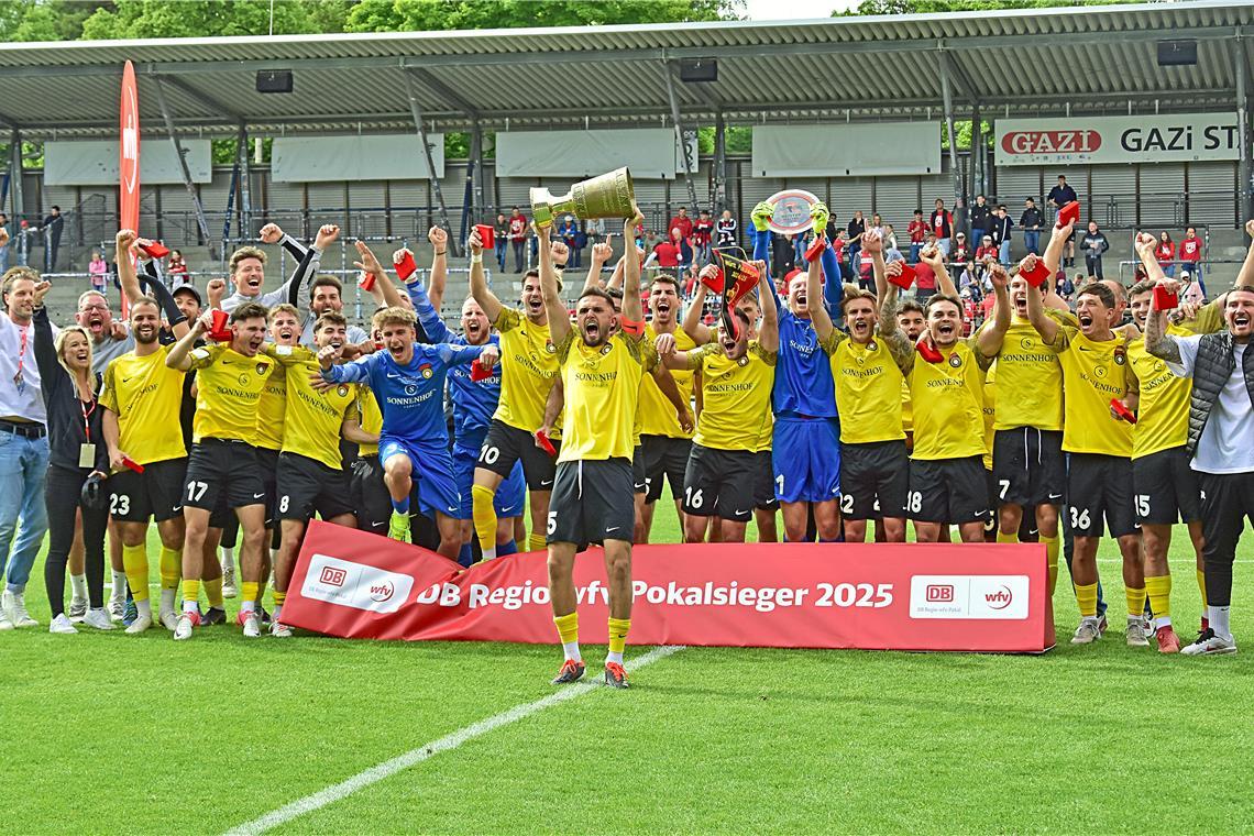 SG Sonnenhof Großaspach: Nuraj und Eisele schießen die SG ins Glück Die SG Sonnenhof Großaspach jubelt. Die Fußballer um Kapitän Volkan Celikatas und Torwart Maximilian Reule haben sowohl der WFV-Pokal wie auch den Oberliga-Meisterteller in den Fautenhau geholt. Foto: Tobias Sellmaier