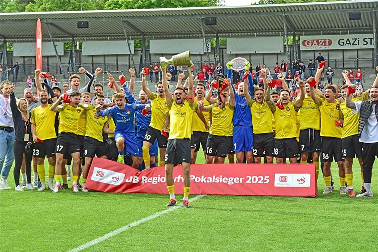 Die SG Sonnenhof Großaspach jubelt. Die Fußballer um Kapitän Volkan Celikatas und Torwart Maximilian Reule haben sowohl der WFV-Pokal wie auch den Oberliga-Meisterteller in den Fautenhau geholt. Foto: Tobias Sellmaier