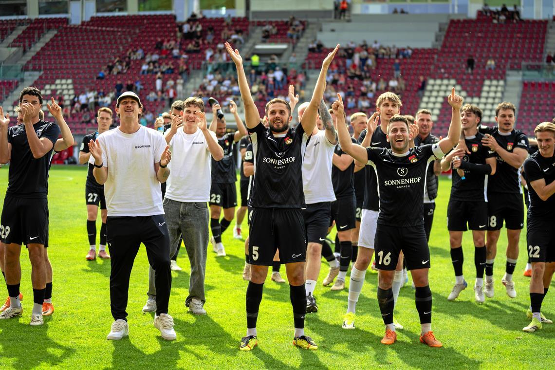 Die SG Sonnenhof Großaspach um Kapitän Volkan Celiktas (Mitte) feiert im Bruchwegstadion in Mainz den Drittliga-Aufstieg. Foto: Philip Ziegler