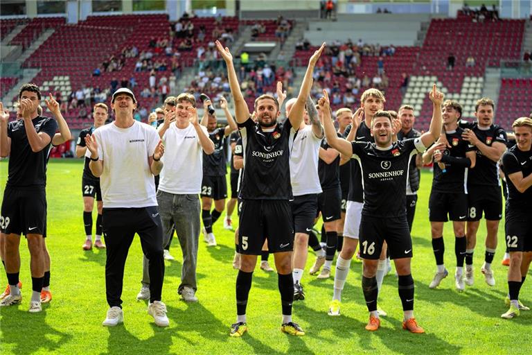Die SG Sonnenhof Großaspach um Kapitän Volkan Celiktas (Mitte) feiert im Bruchwegstadion in Mainz den Drittliga-Aufstieg. Foto: Philip Ziegler