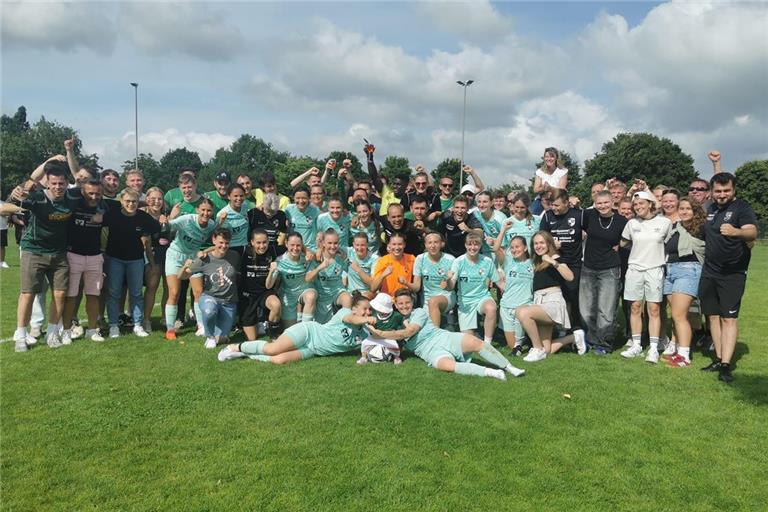 Die SGM-Frauen und der mitgereiste Anhang bejubeln das 3:0 im entscheidenden Relegationsspiel bei der Spvgg Gröningen-Satteldorf. Foto: privat