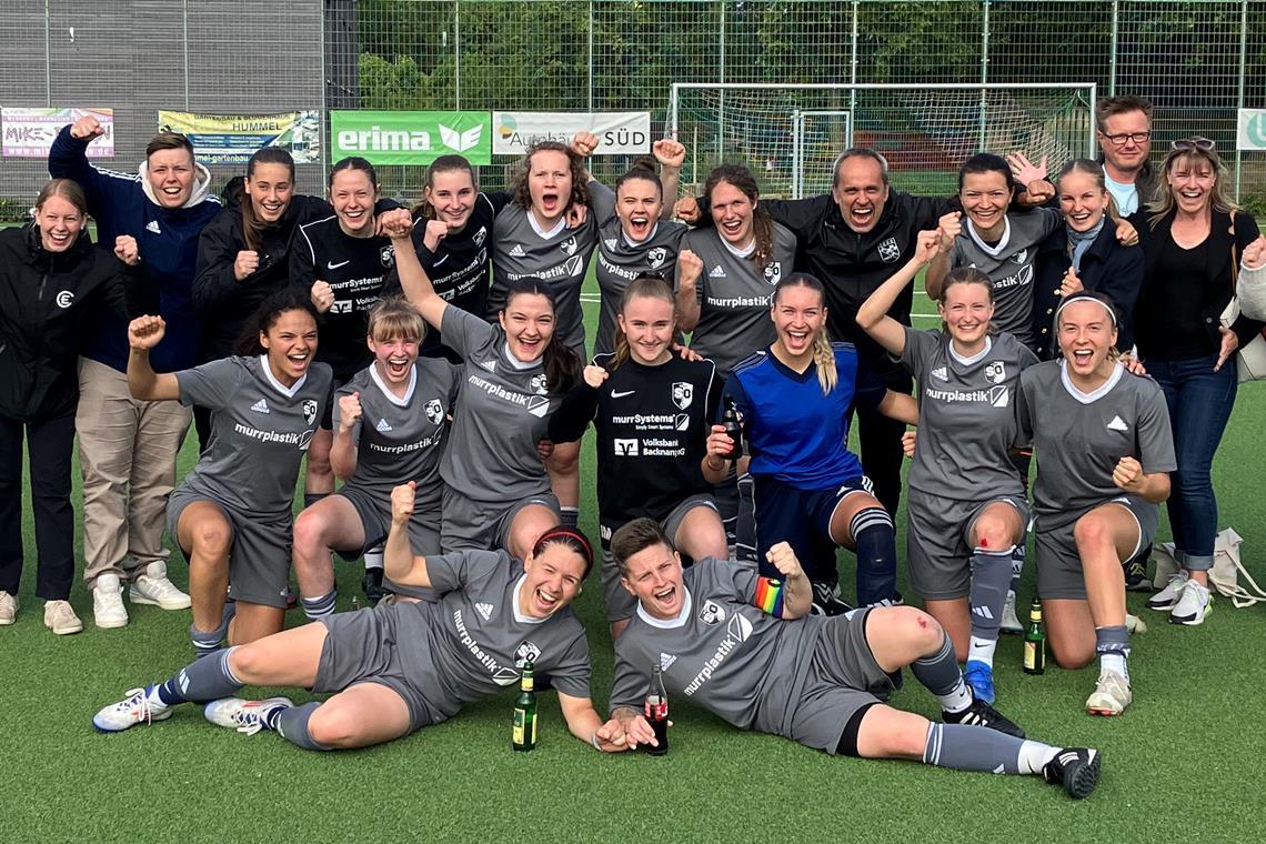 Mit einem Distanzschuss ins Relegationsfinale Die SGM-Fußballerinnen bejubeln den Sieg in Sondelfingen. Foto: Lars Laucke