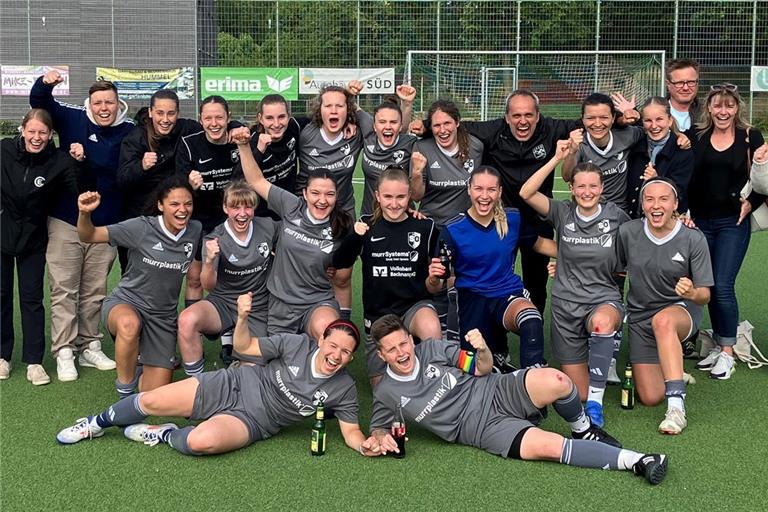 Die SGM-Fußballerinnen bejubeln den Sieg in Sondelfingen. Foto: Lars Laucke