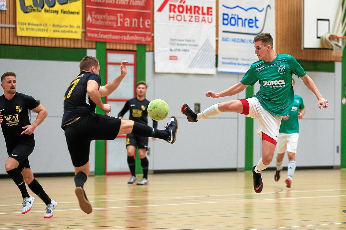 Ludwigsburg siegt im Täle Die SGOS-Kicker um Fabrice Liepold (rechts) zogen im Viertelfinale den Kürzeren. Foto: A. Becher