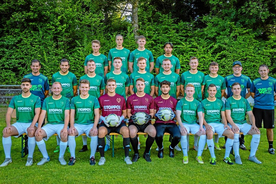 SG Oppenweiler/Strümpfelbach betritt Neuland Die SGOS-Mannschaft blickt der neuen Saison entgegen. Hintere Reihe (von links): Fabian Friz, Maximilian Trinnes, Erik Augustin, Nick Nguyen. Mittlere Reihe (von links): Trainer Stephen Perri, Manuel Perri, Maximilian Sacher, Jannik Widmann, Lukas Rosenke, Patrik Koch, Malik Hassler, Jonas Schmid, Videoanalyst Lucas Röhrle, Trainer Daniel Funk. Vordere Reihe (von links): Louis Piscopo, Felix Kübler, Marcel Friz, Janis Seefeldt, Paul Schmiedel, Yasar Özkan, Julian Leitner, Marvin Jung und Benedikt Csauth. Foto: privat