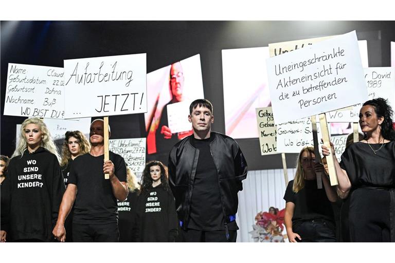 Die Show zu Kilian Kerners neuer Kollektion sieht teils aus wie eine Demonstration.
