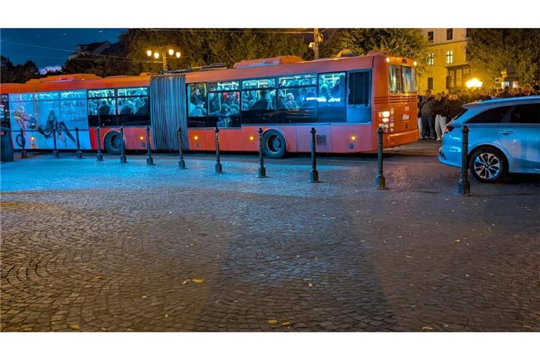 Die Shuttle-Busse mit den VfB-Fans erreichen das Stadion von&nbsp; Slovan Bratislava.