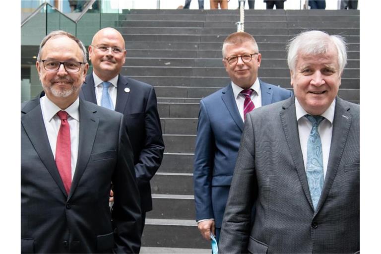Die Sicherheit der Bundestagswahl im September ist nicht in Gefahr - das ist die gemeinsame Botschaft von CSU-Innenminister Horst Seehofer, Thomas Haldenwang, Präsident des Bundesamts für Verfassungsschutz, Arne Schönbohm, Präsident des Bundesamtes für Sicherheit in der Informationstechnik, und Georg Thiel, Präsident des Statistischen Bundesamtes und Bundeswahlleiter (von links nach rechts). Foto: Bernd von Jutrczenka/dpa
